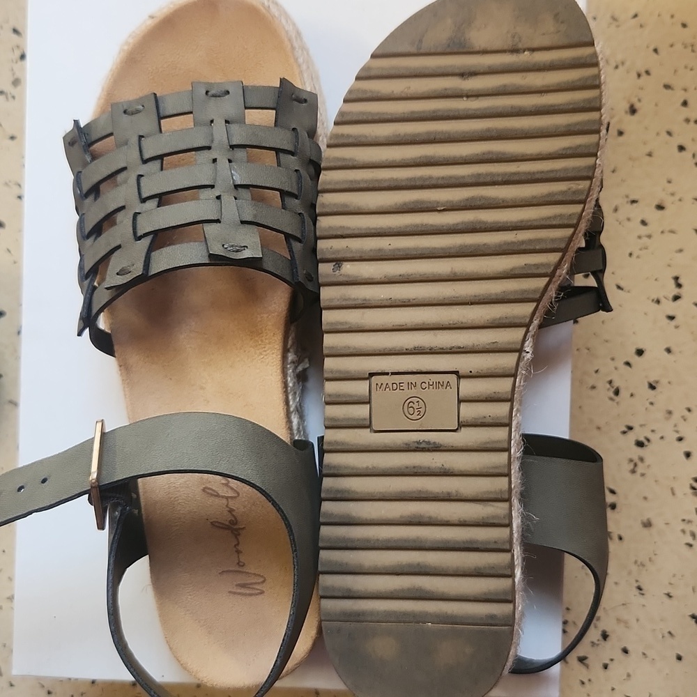 Wonderly olive Ruby women's size 6.5 platform sandal EUC - Picture 5 of 6